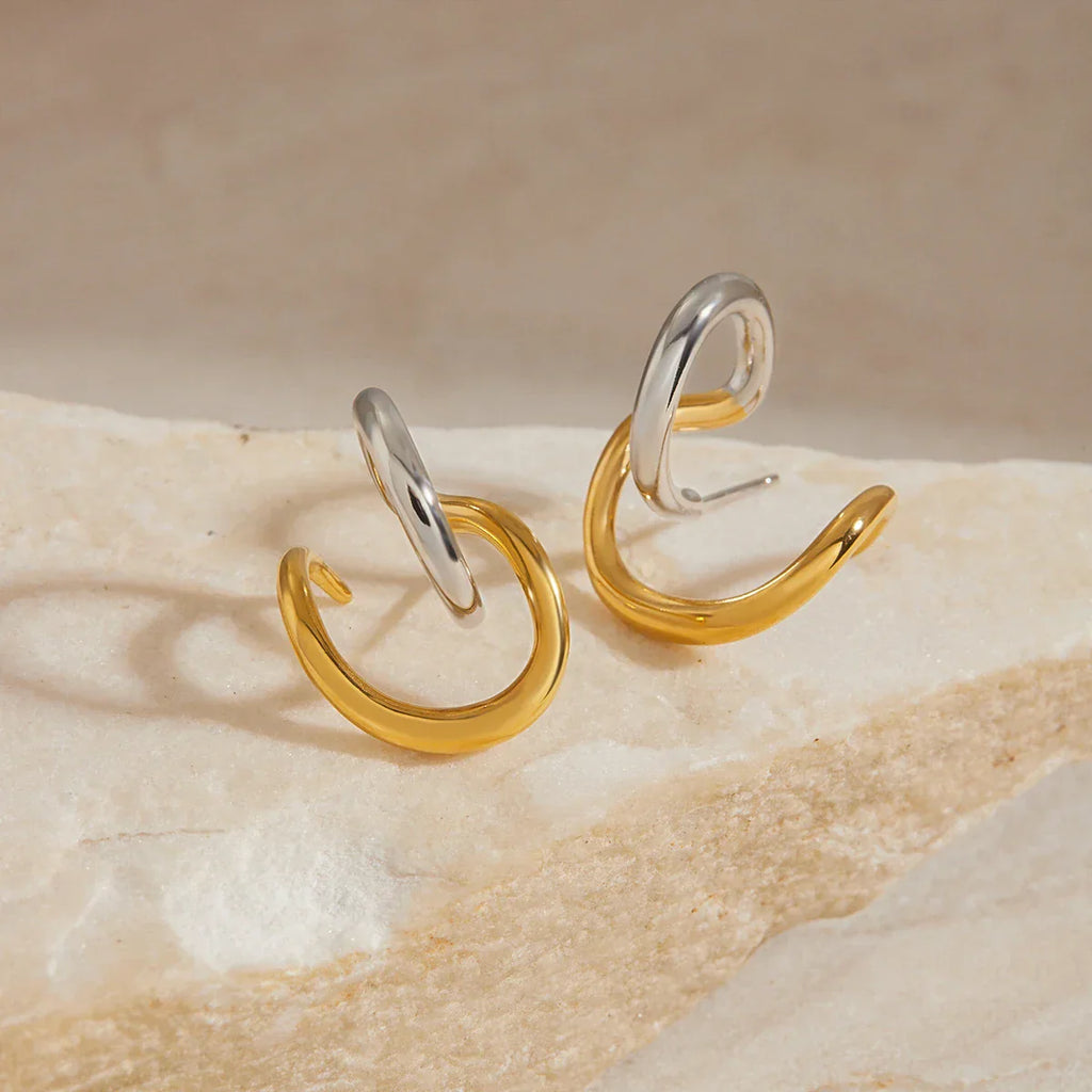 Pendientes entrelazados de dos tonos