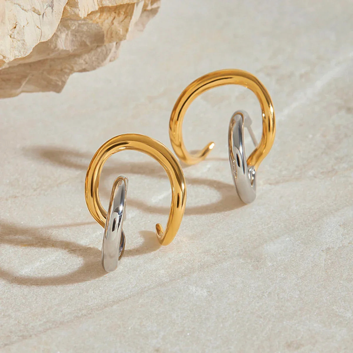 Pendientes entrelazados de dos tonos