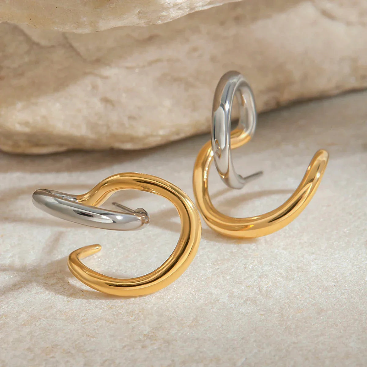 Pendientes entrelazados de dos tonos